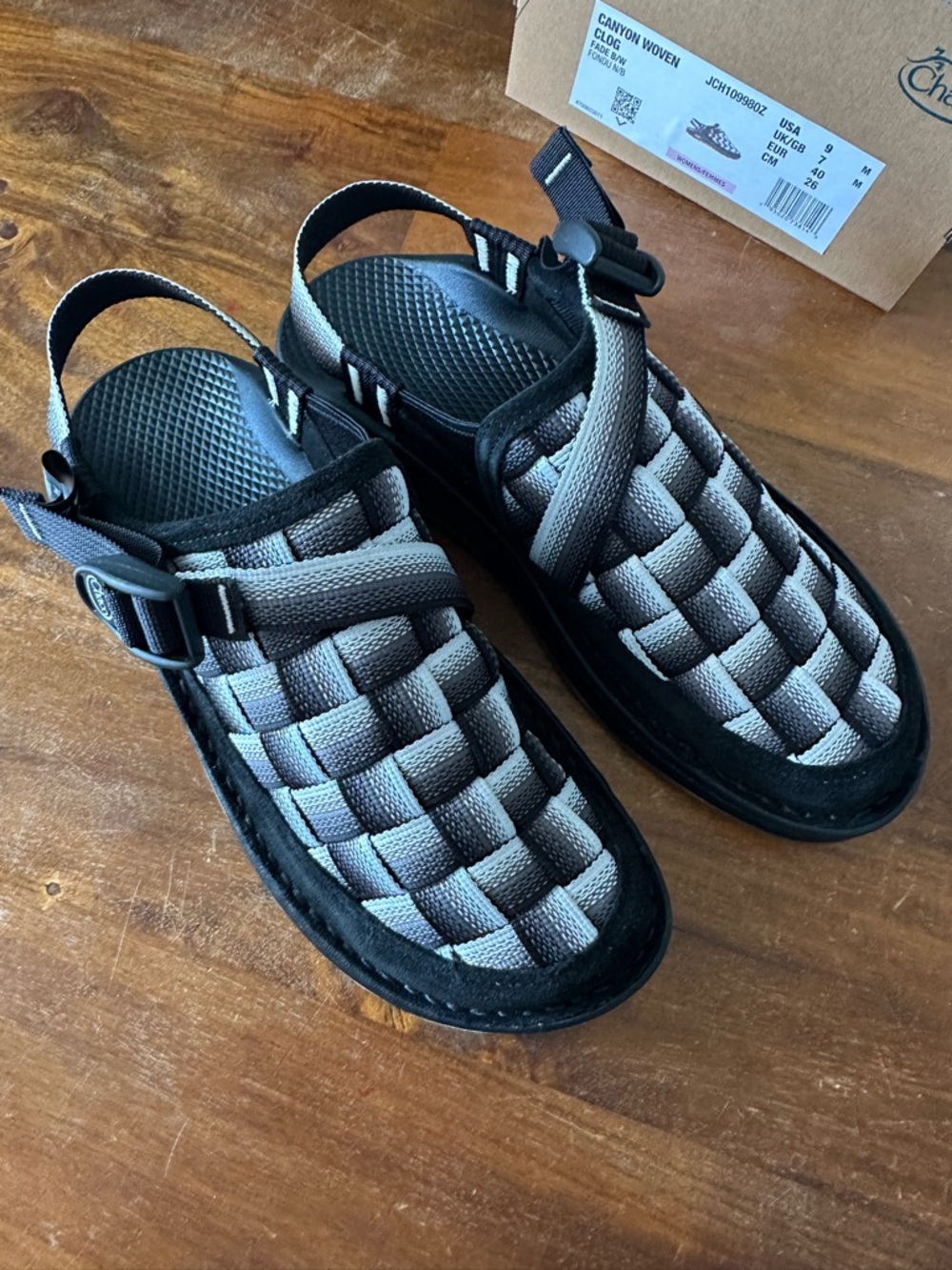 Chaco Canyon Woven Water outdoor Sandals Clog black white ladies size 9 NEW‎